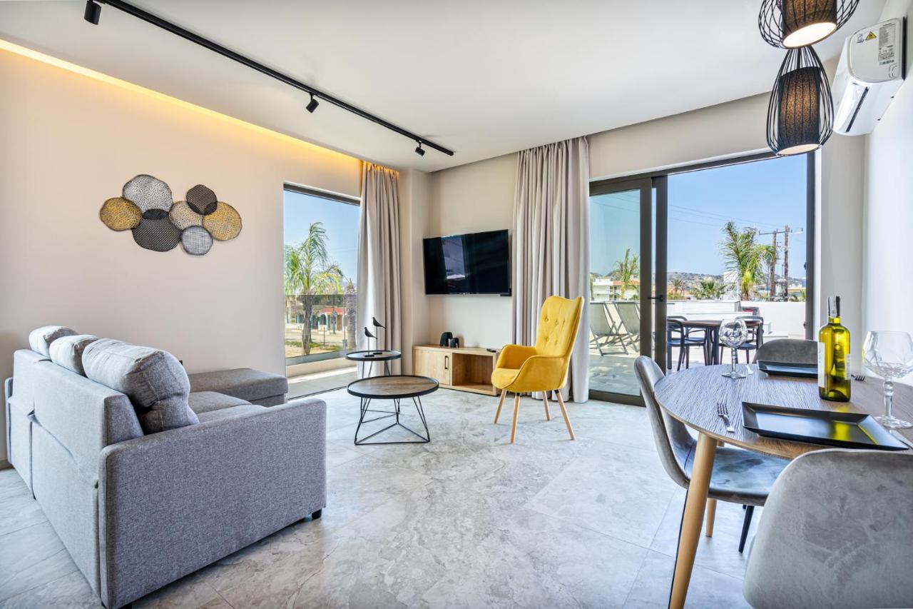 Pathos Seaside Suites ฟาลิรากี ภายนอก รูปภาพ